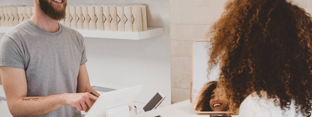 全球地图上叠加着物流航线、商品图标和增长图表，象征跨境电商的全球联动与增长机遇