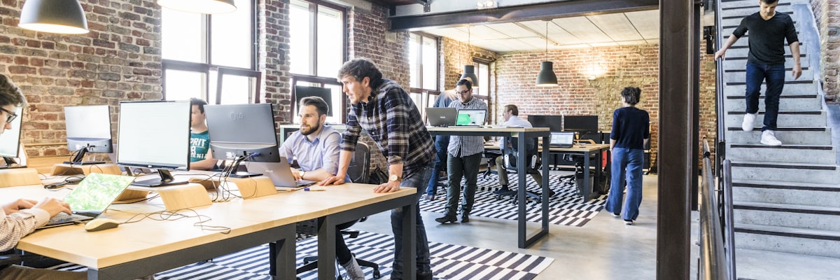 从0到1攻克海外市场主题图：笔记本电脑上显示全球电商数据分析仪表盘，旁边有地球仪和增长箭头