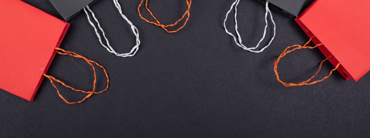 现代化智能仓储中心内，自动化机器人与工作人员协同进行商品分拣和打包作业