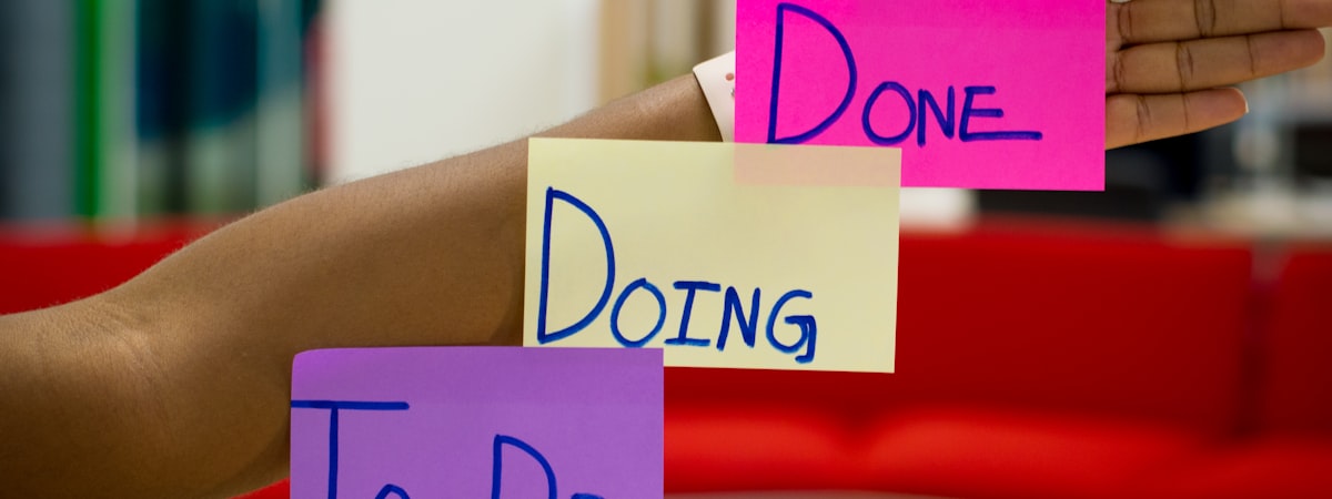 社交媒体营销团队正在策划跨境电商产品的线上推广内容