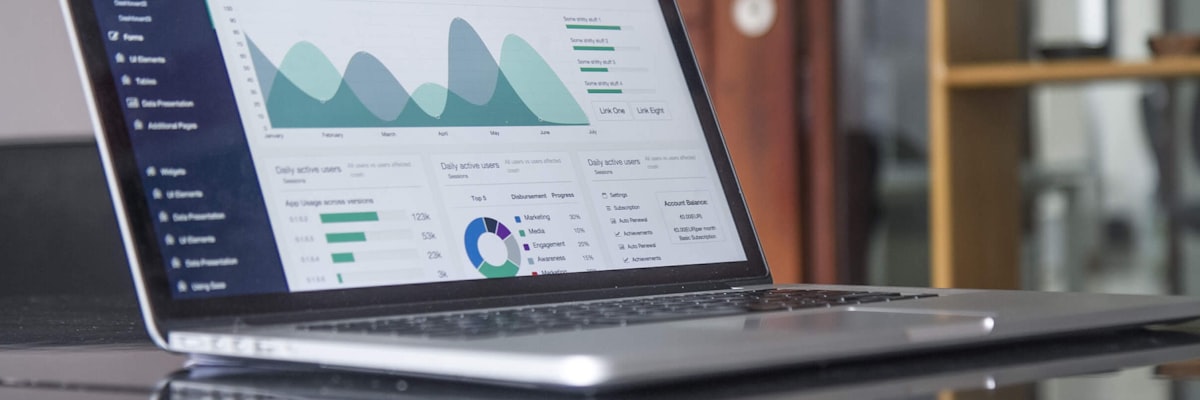 数据分析师正在电脑前分析全球电商市场趋势与消费者搜索数据