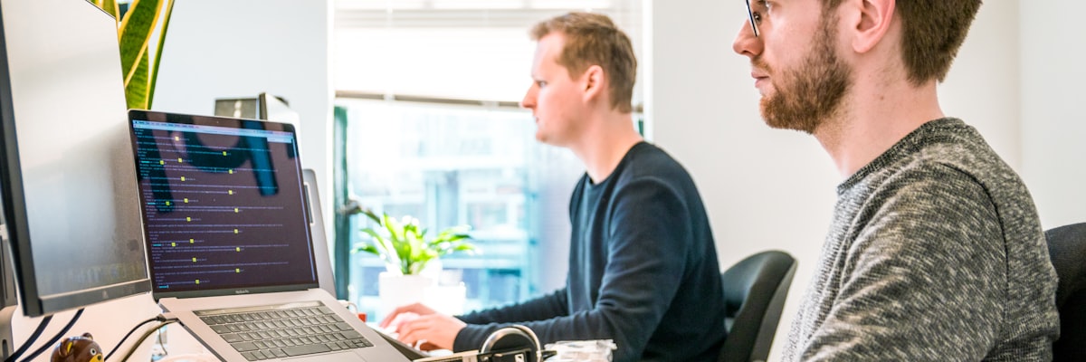 商务人士正在世界地图前规划全球市场拓展战略