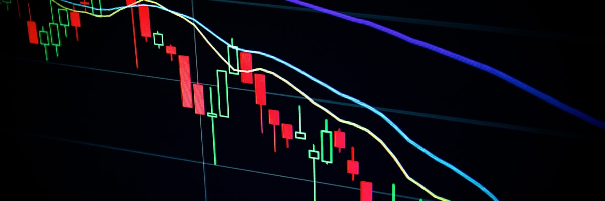 多种国际货币与安全的电子支付盾牌图标并列展示，象征跨境支付安全