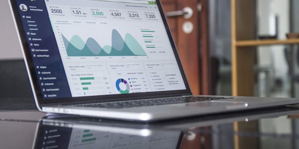 SEO优化工作流程示意图，展示关键词研究、内容创建和反向链接建设