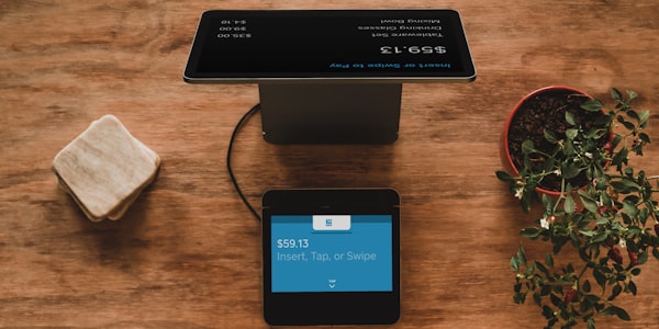 客服人员正在电脑前处理客户咨询与售后评价管理