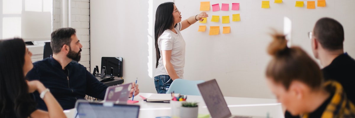 多语言客服团队正在通过在线聊天和电话为全球客户提供服务