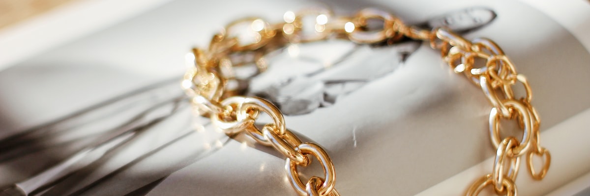 现代化自动化仓储物流中心内，机器人正在分拣包裹