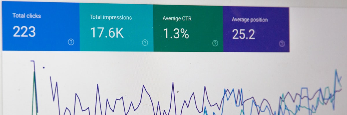 现代化智能仓储内部，自动导引运输车AGV正在搬运货箱