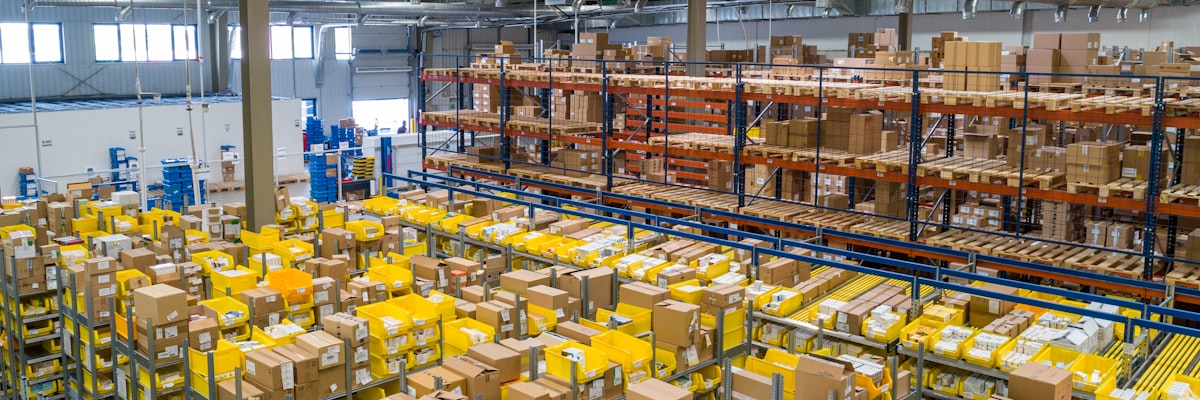 工厂生产线上的工人正在检查产品质量，背景是整齐的货架