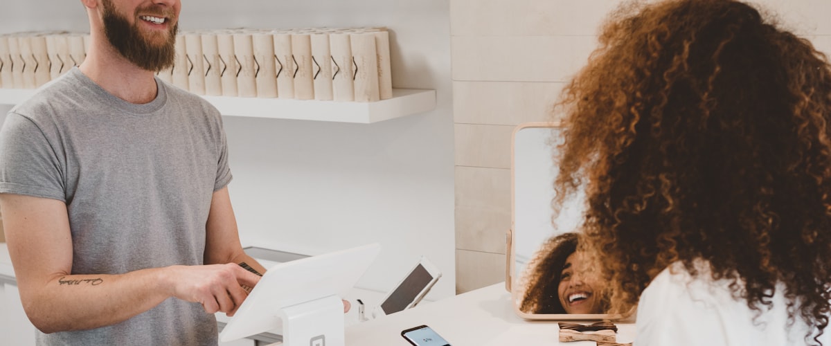 全球地图上标注着不同国家的电商增长数据和市场机会热点